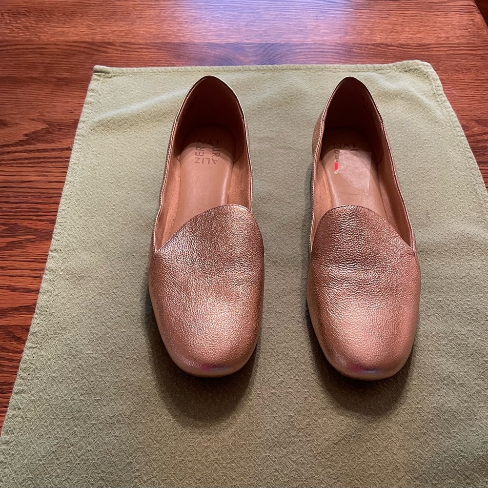 Naturalizer Women's Rose Gold Metallic Loafers